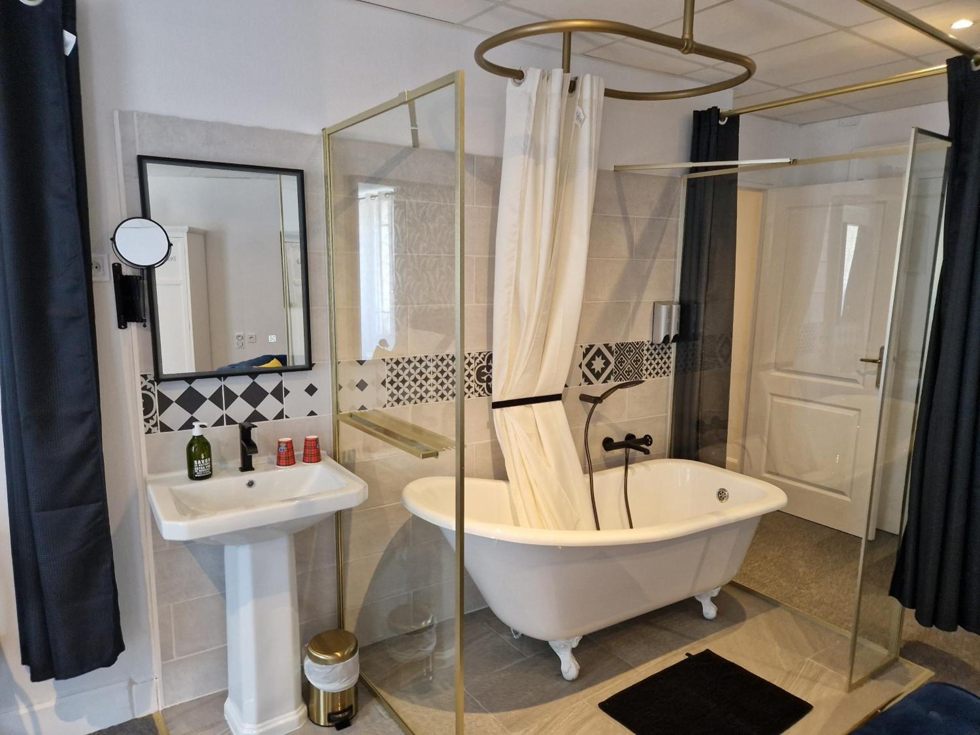 Le Manoir- Cluny Bed and Breakfast Exteriör bild